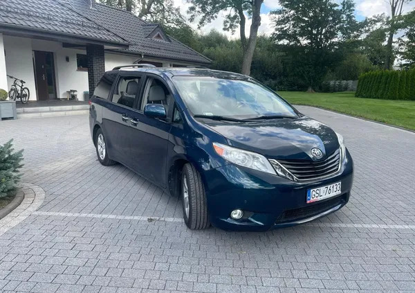 pomorskie Toyota Sienna cena 62000 przebieg: 298000, rok produkcji 2011 z Słupsk